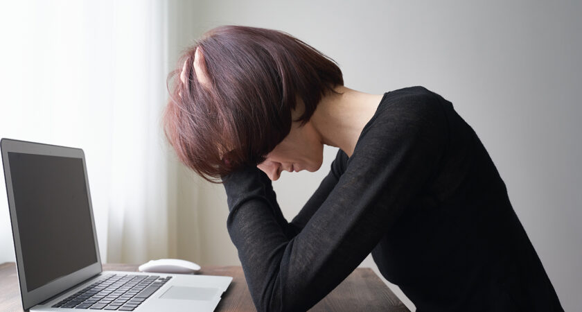Mujer con ansiedad y estrés